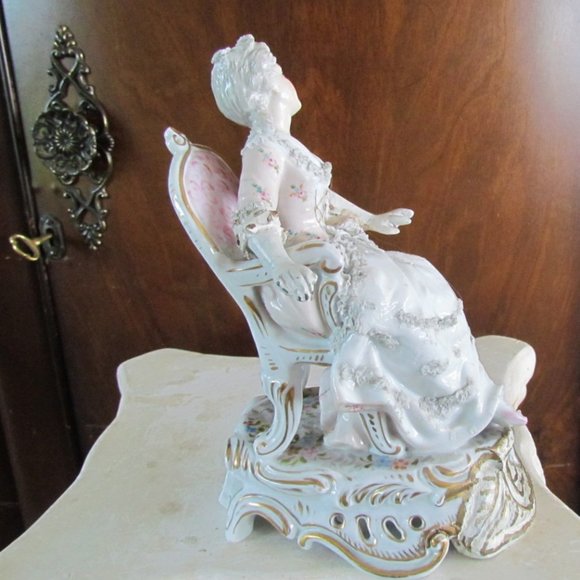 PLAUE PORCELAIN FIGURINE, SEATED LADY, GEORGIAN STYLE GOWN & CHAIR, GERMANY - Picture 14 of 16